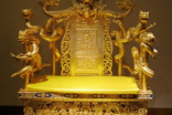 太和殿中的龙椅是什么材料做的？真是黄金做的吗？